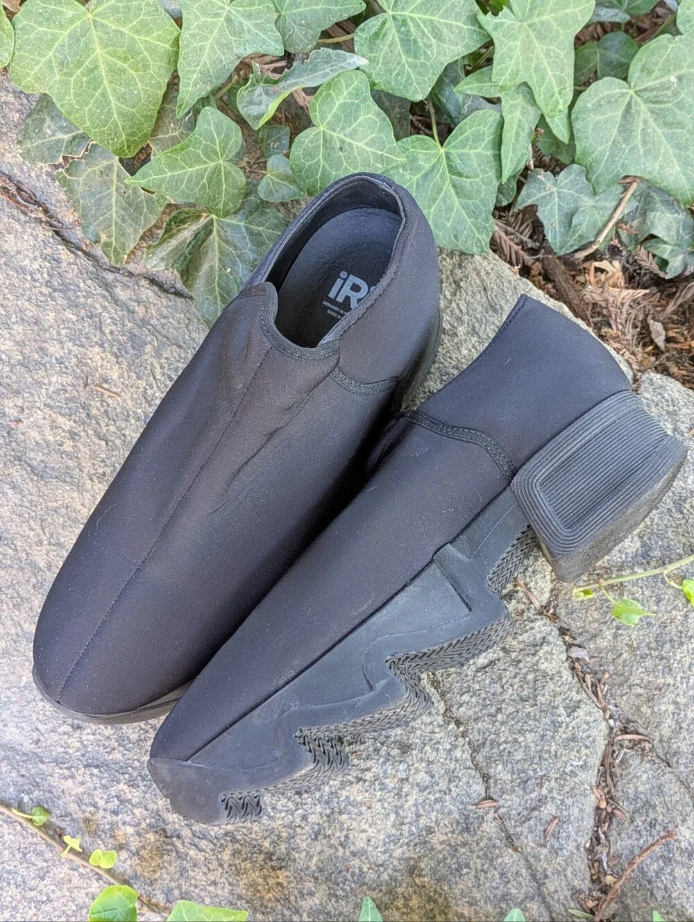 iRi WES Black Low Top Wavy Heel